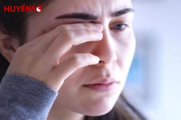 Giải mã hiện tượng mắt trái nữ giật là hên hay xui theo giờ.